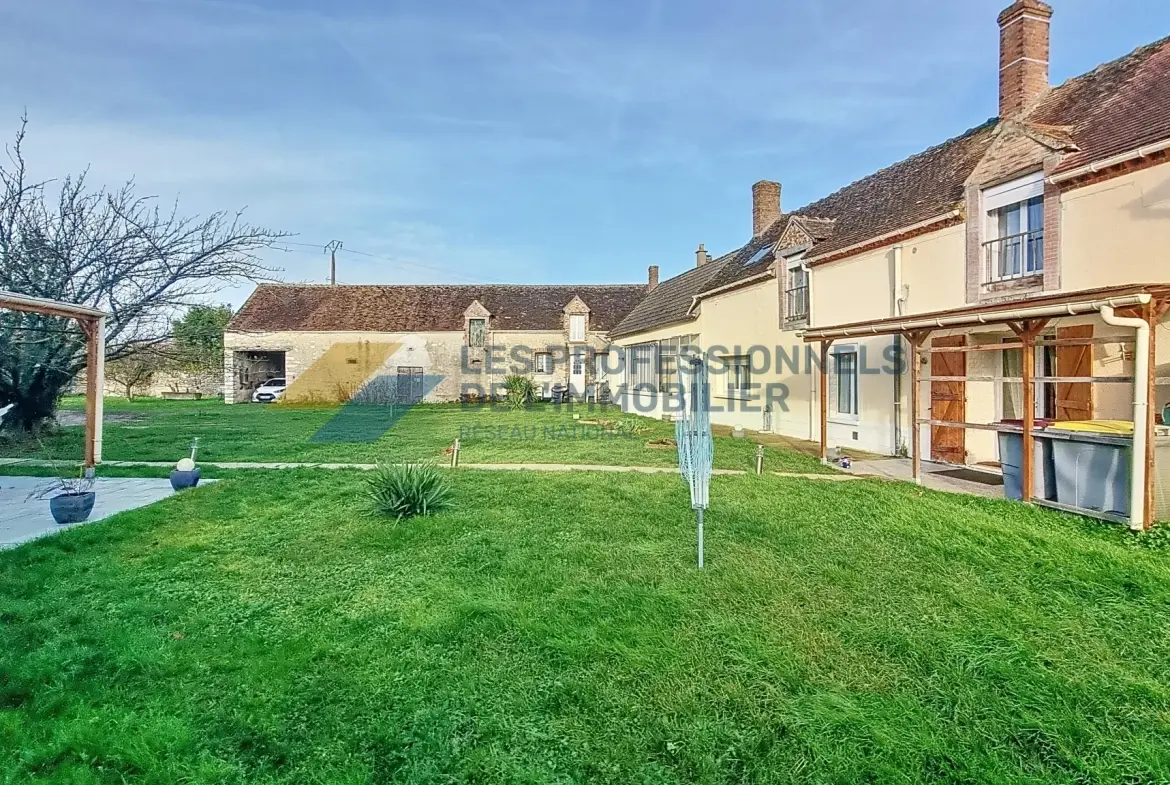 Ferme rénovée avec deux maisons, dépendances et grand terrain à Égreville 