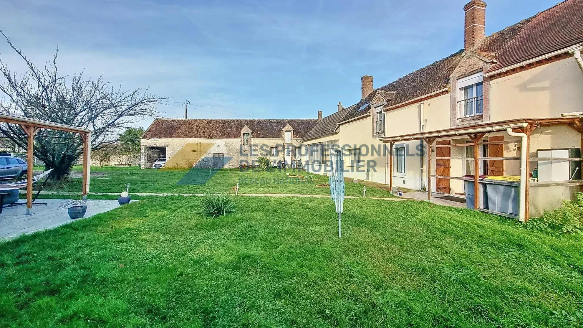 Ferme rénovée avec deux maisons, dépendances et grand terrain à Égreville 