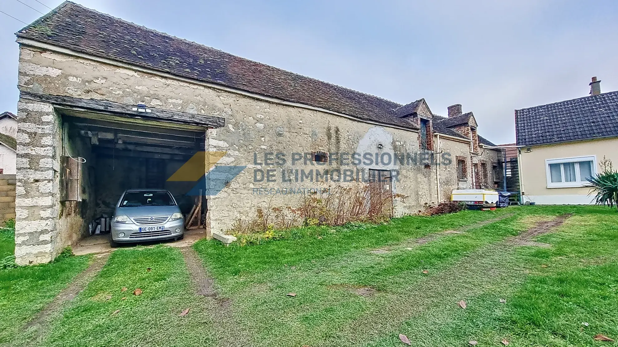 Ferme rénovée avec deux maisons, dépendances et grand terrain à Égreville 