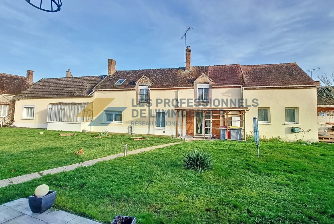Ferme rénovée avec deux maisons, dépendances et grand terrain à Égreville 