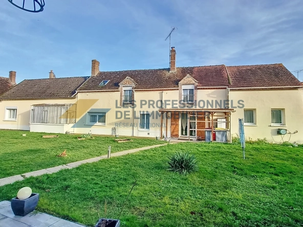 Ferme rénovée avec deux maisons, dépendances et grand terrain à Égreville