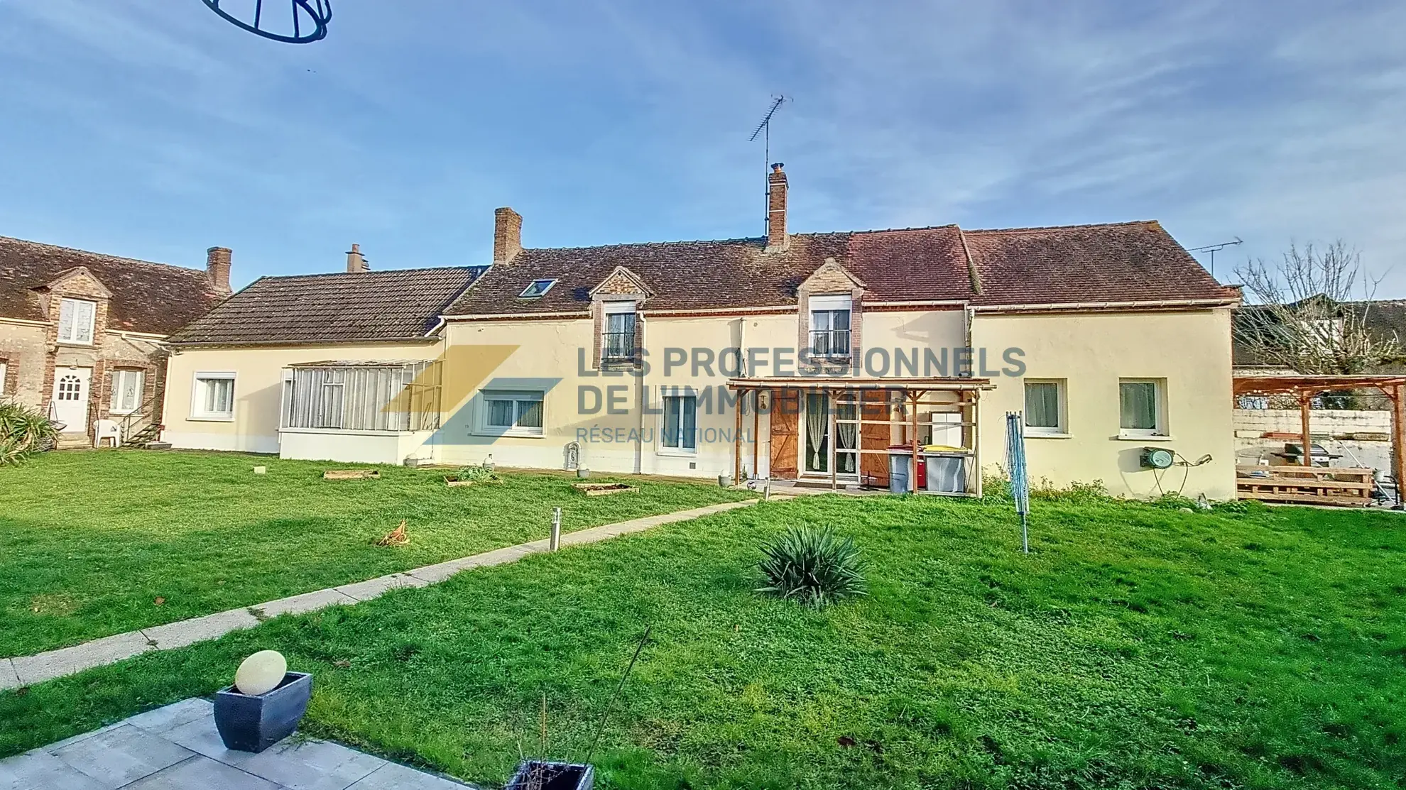 Ferme rénovée avec deux maisons, dépendances et grand terrain à Égreville 