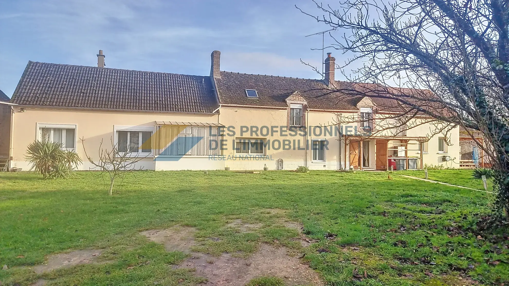 Ferme rénovée avec deux maisons, dépendances et grand terrain à Égreville 
