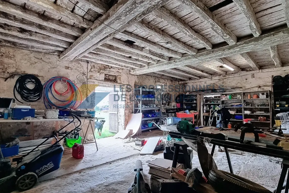 Ferme rénovée avec deux maisons, dépendances et grand terrain à Égreville 