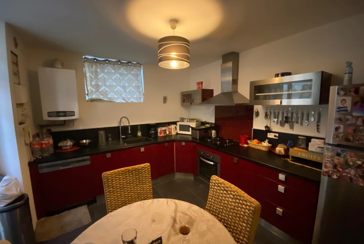 Maison avec deux appartements, jardin et garage à Nîmes - Potentiel de rénovation 