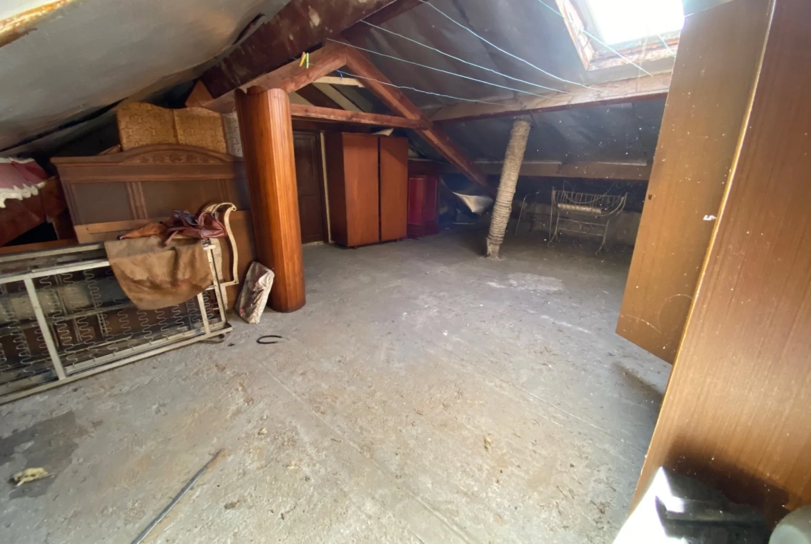 Maison avec deux appartements, jardin et garage à Nîmes - Potentiel de rénovation 