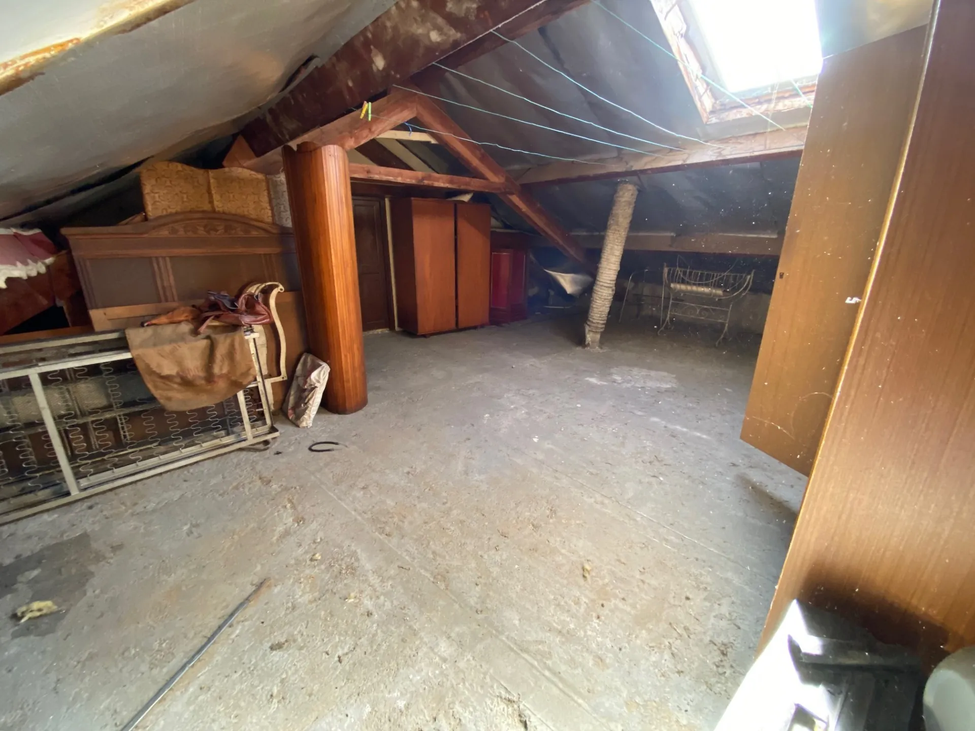 Maison avec deux appartements, jardin et garage à Nîmes - Potentiel de rénovation 