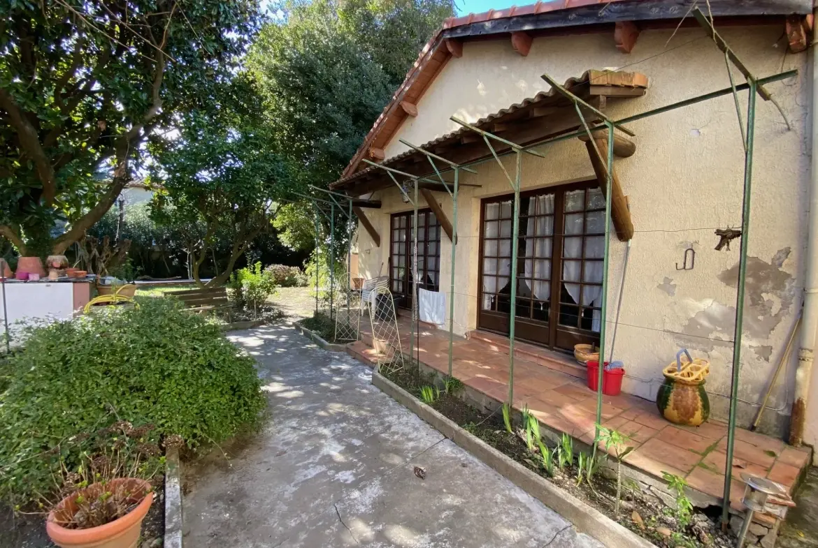 Maison avec deux appartements, jardin et garage à Nîmes - Potentiel de rénovation 