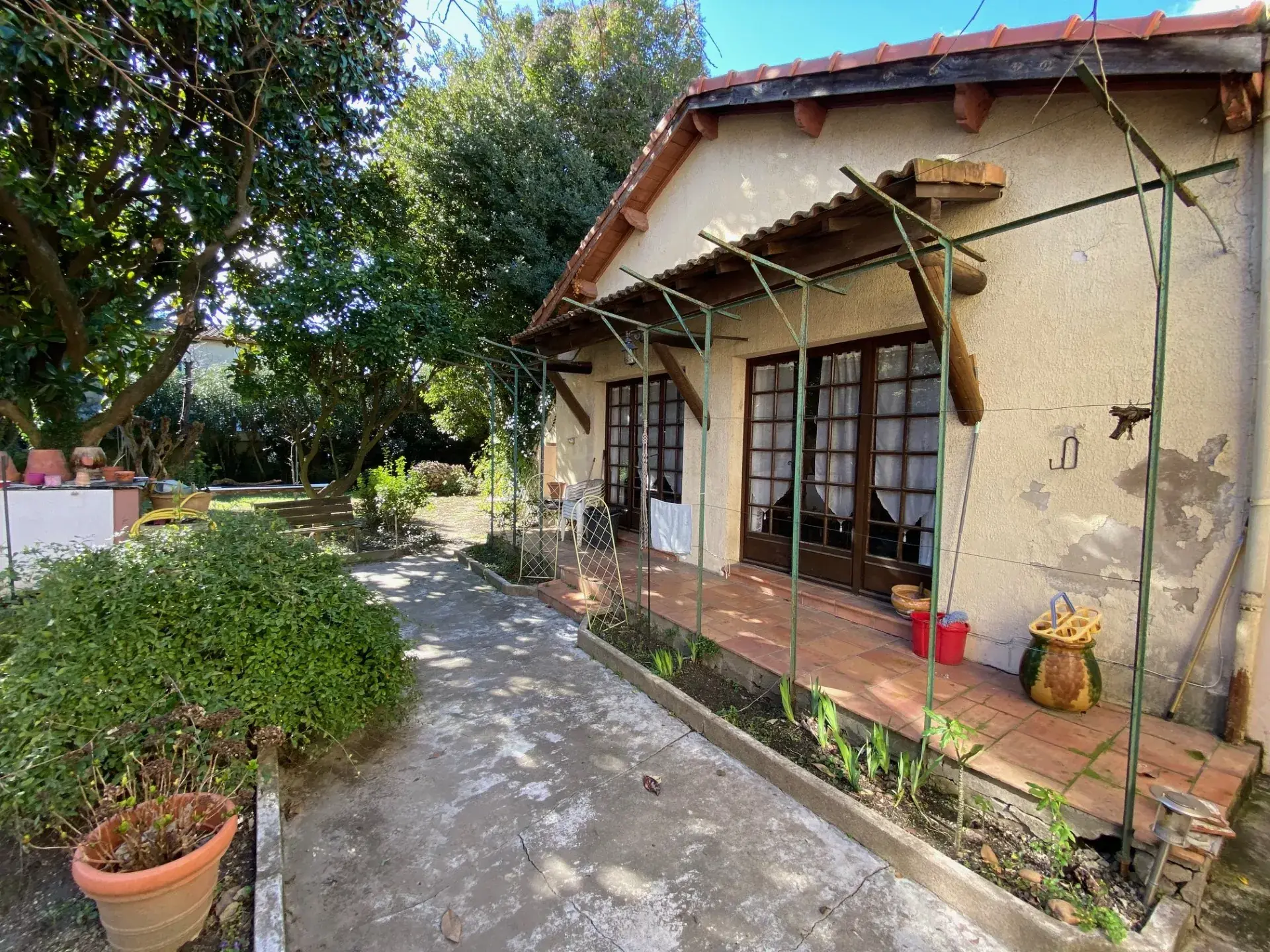 Maison avec deux appartements, jardin et garage à Nîmes - Potentiel de rénovation 