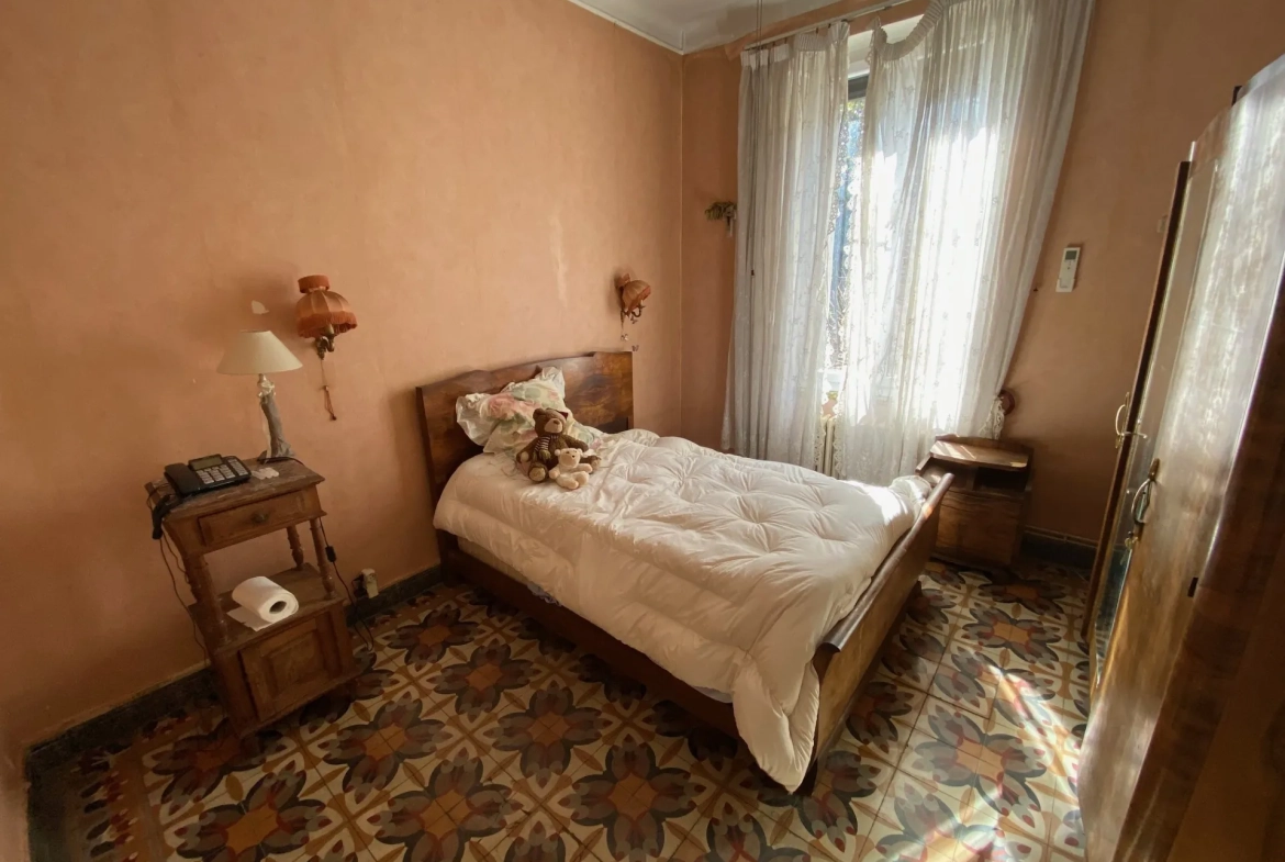 Maison avec deux appartements, jardin et garage à Nîmes - Potentiel de rénovation 