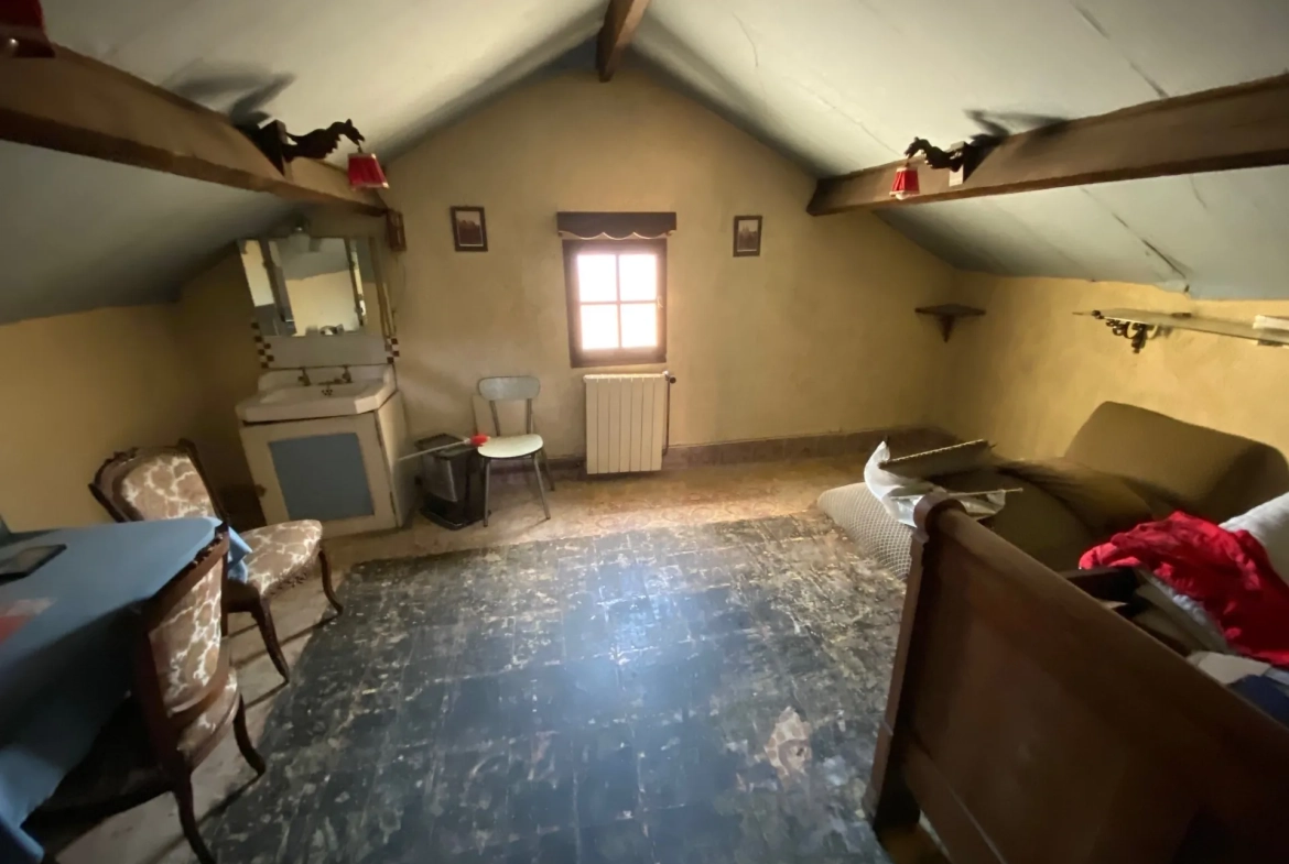 Maison avec deux appartements, jardin et garage à Nîmes - Potentiel de rénovation 