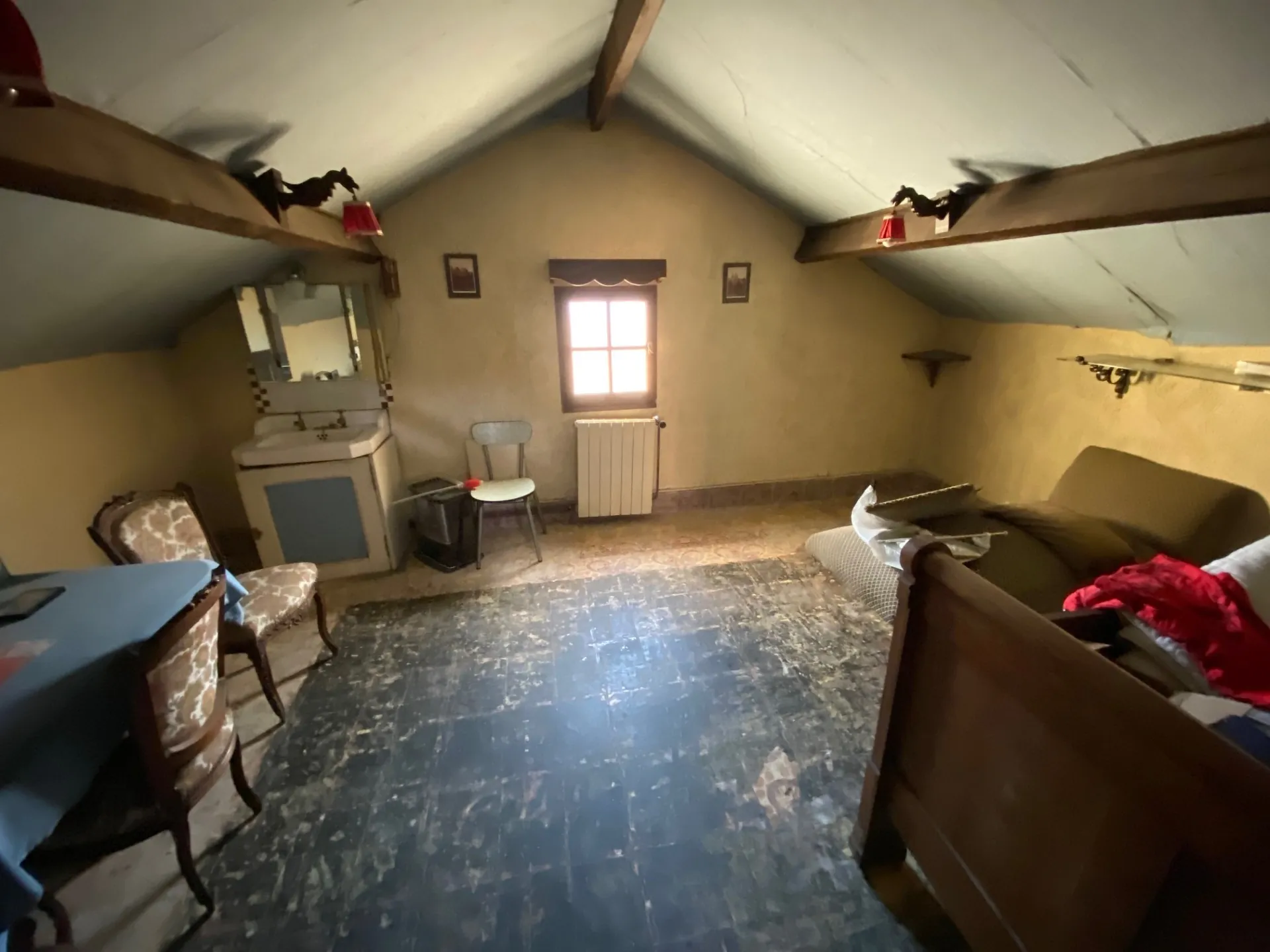 Maison avec deux appartements, jardin et garage à Nîmes - Potentiel de rénovation 