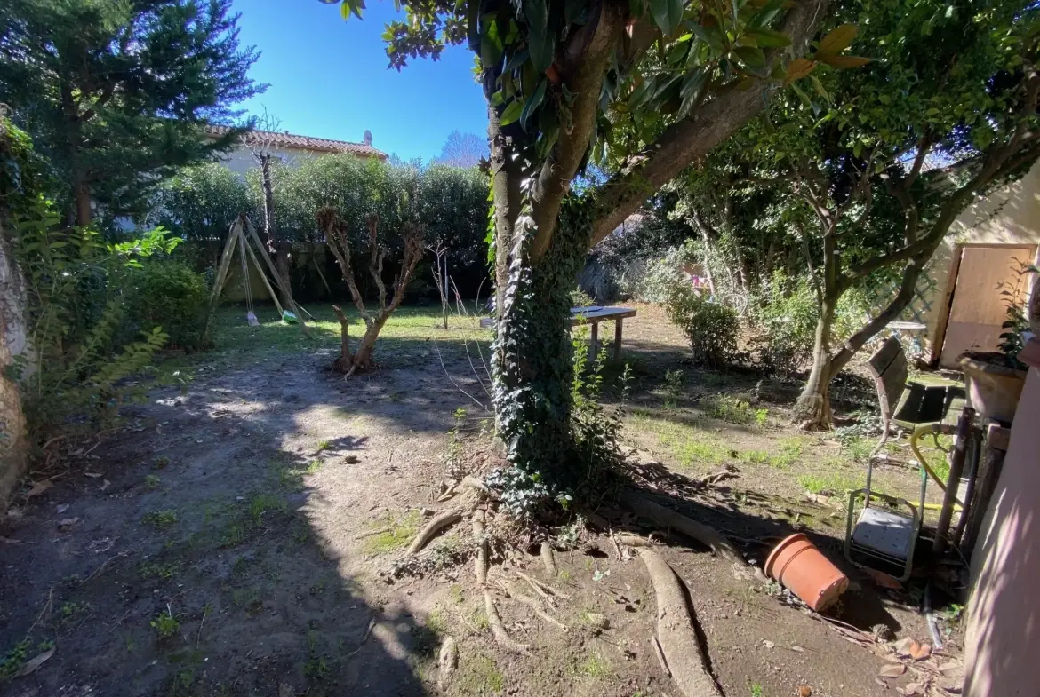 Maison avec deux appartements, jardin et garage à Nîmes - Potentiel de rénovation 