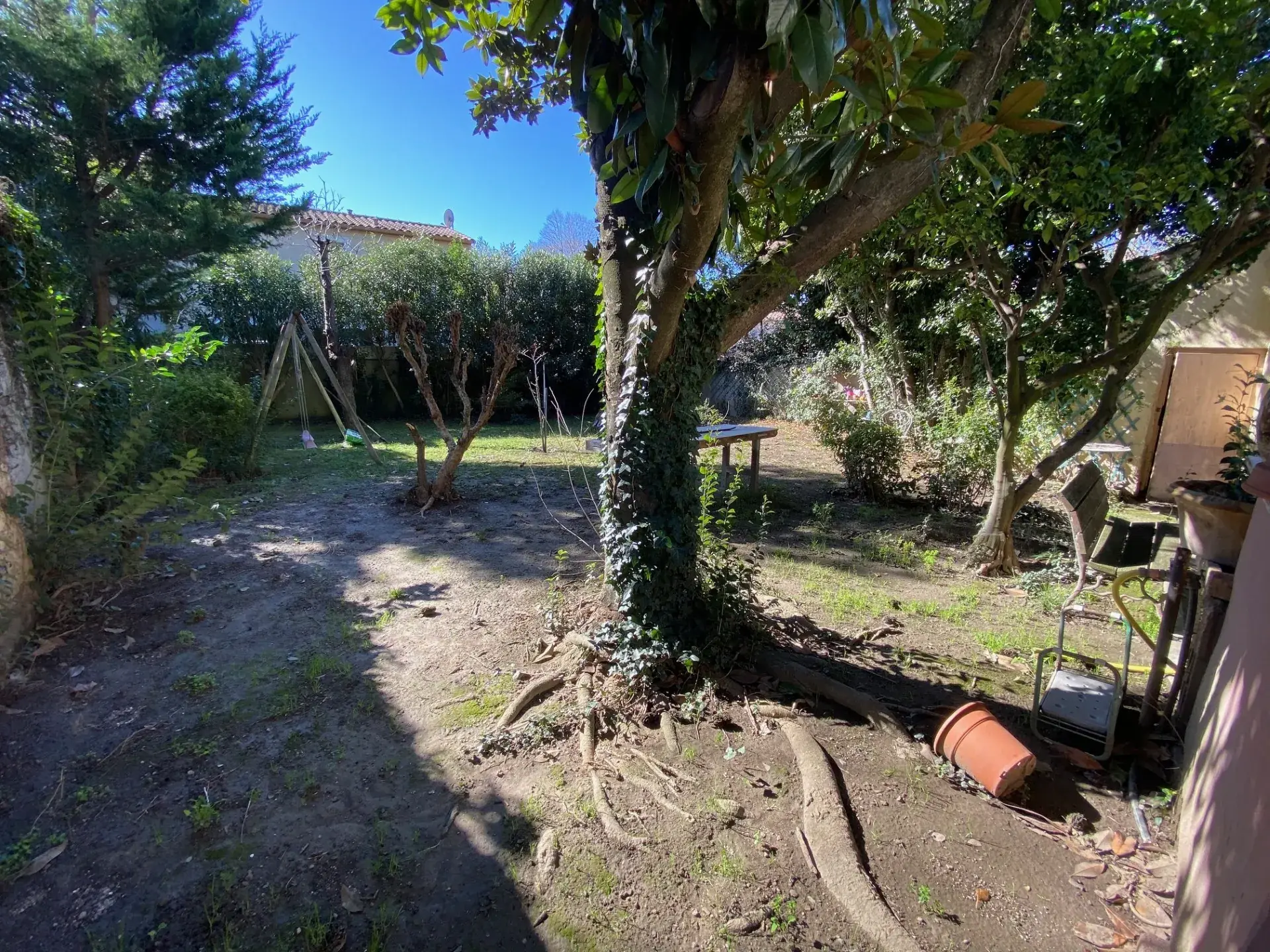 Maison avec deux appartements, jardin et garage à Nîmes - Potentiel de rénovation 