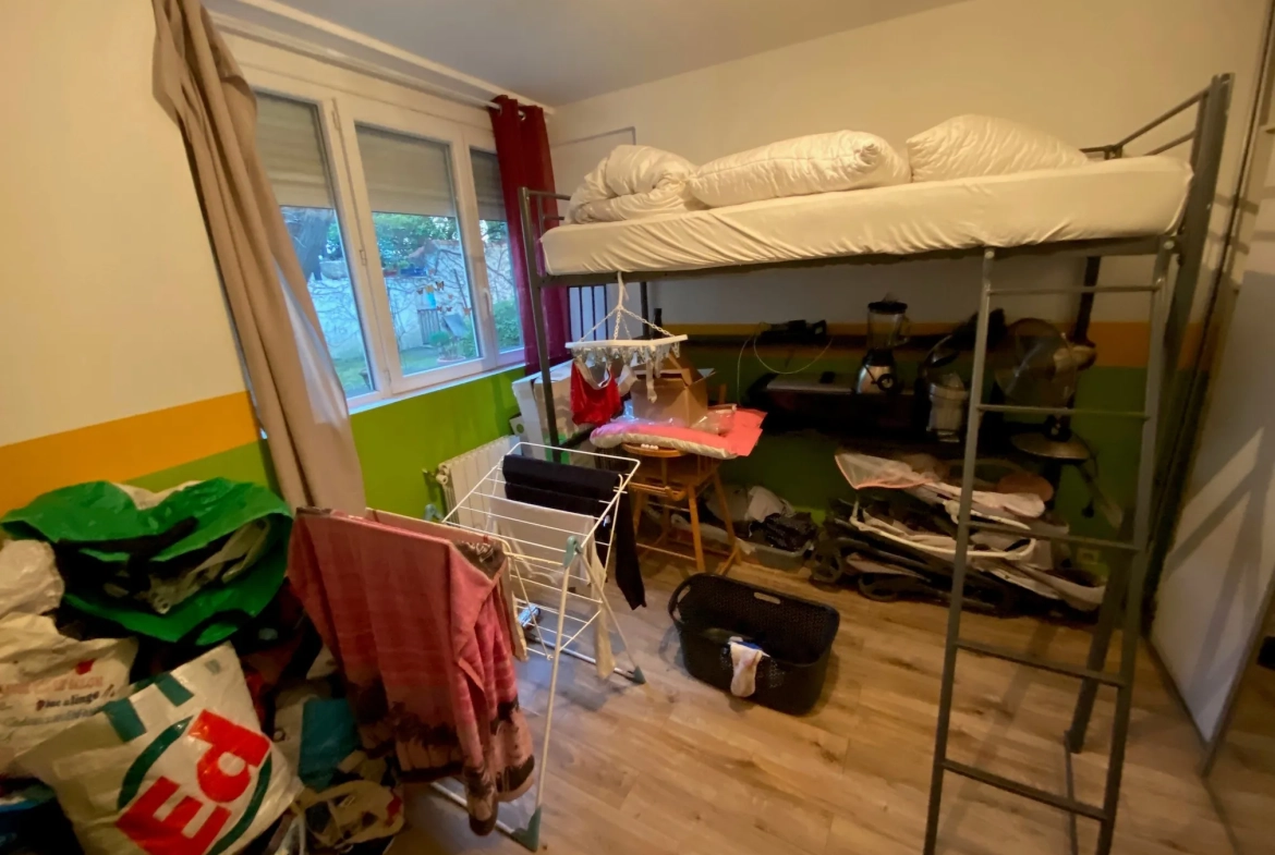Maison avec deux appartements, jardin et garage à Nîmes - Potentiel de rénovation 