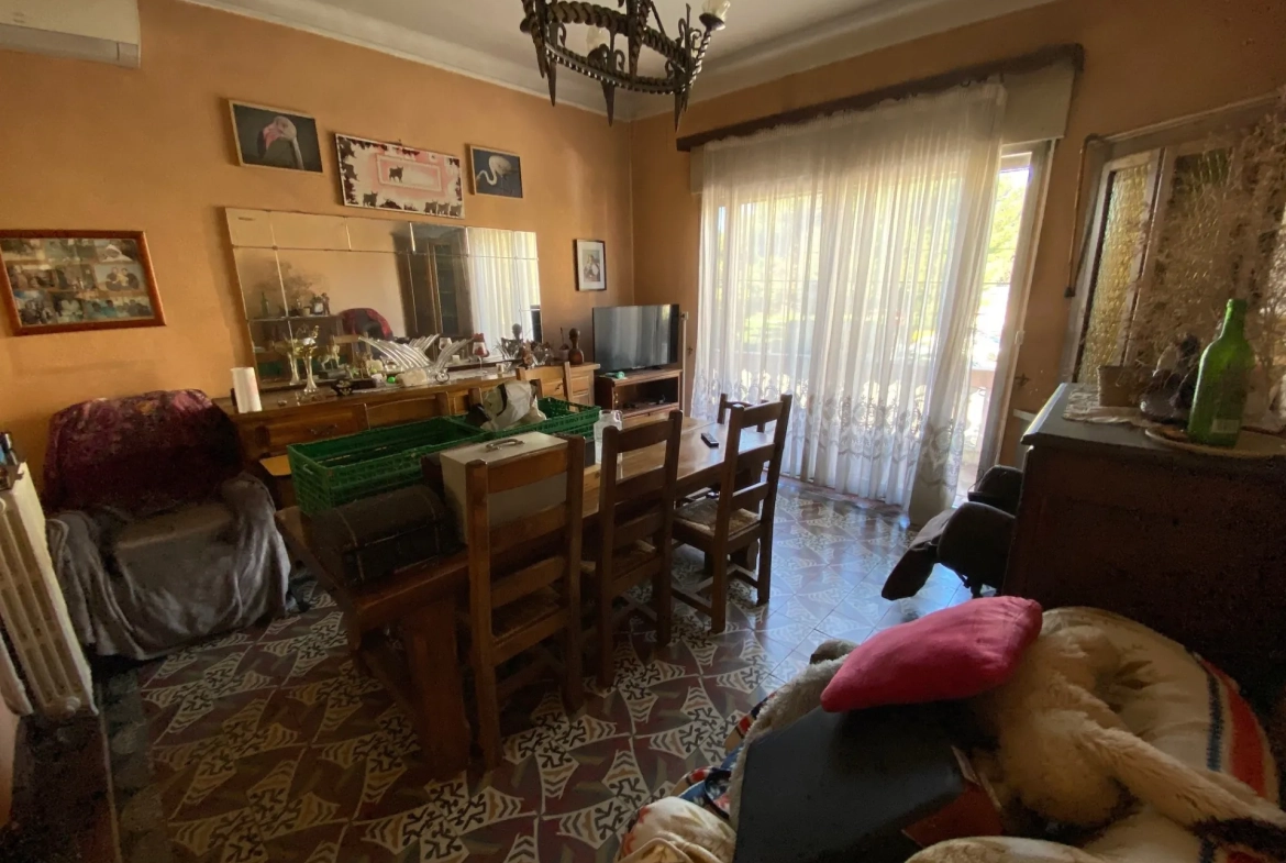 Maison avec deux appartements, jardin et garage à Nîmes - Potentiel de rénovation 