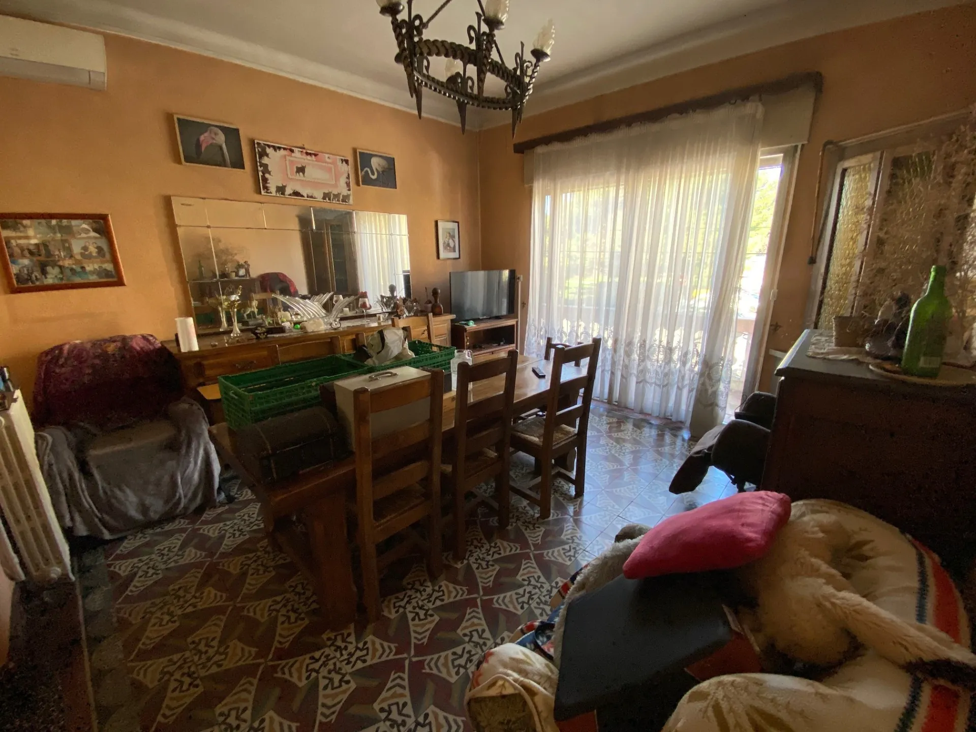 Maison avec deux appartements, jardin et garage à Nîmes - Potentiel de rénovation 