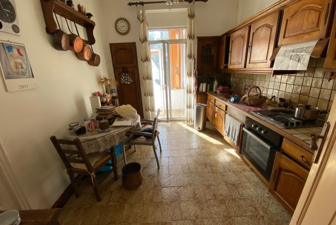 Maison avec deux appartements, jardin et garage à Nîmes - Potentiel de rénovation 
