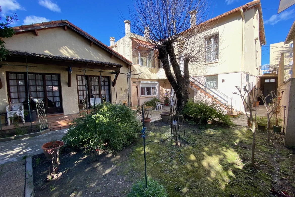 Maison avec deux appartements, jardin et garage à Nîmes - Potentiel de rénovation 