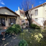 Maison avec deux appartements, jardin et garage à Nîmes - Potentiel de rénovation