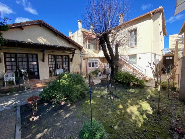 Maison avec deux appartements, jardin et garage à Nîmes - Potentiel de rénovation