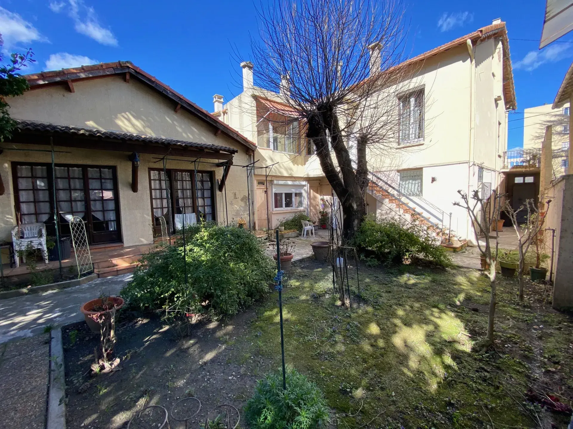 Maison avec deux appartements, jardin et garage à Nîmes - Potentiel de rénovation 