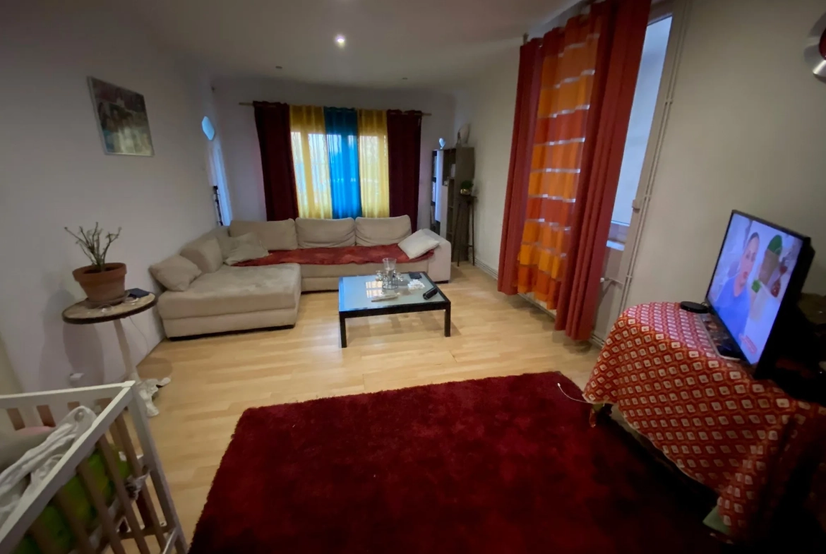 Maison avec deux appartements, jardin et garage à Nîmes - Potentiel de rénovation 