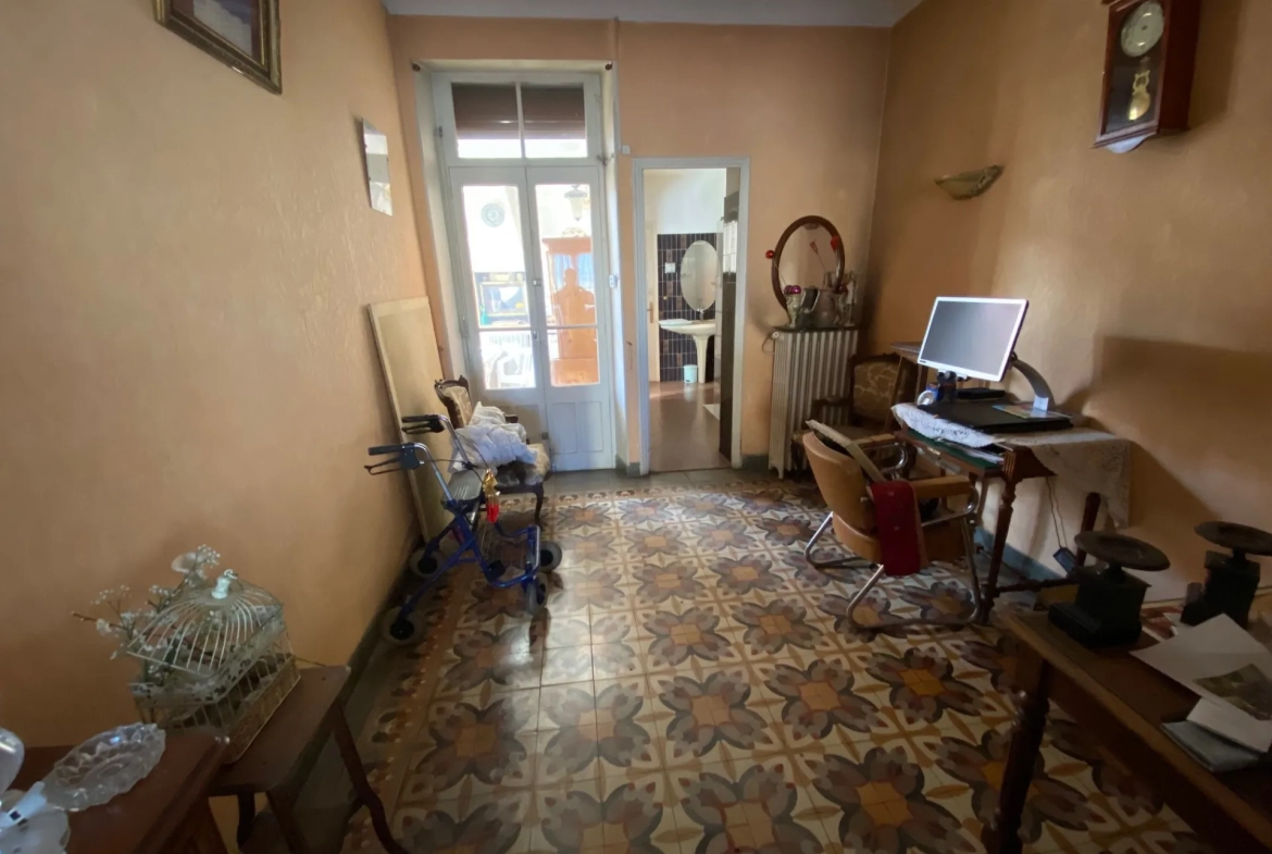 Maison avec deux appartements, jardin et garage à Nîmes - Potentiel de rénovation 
