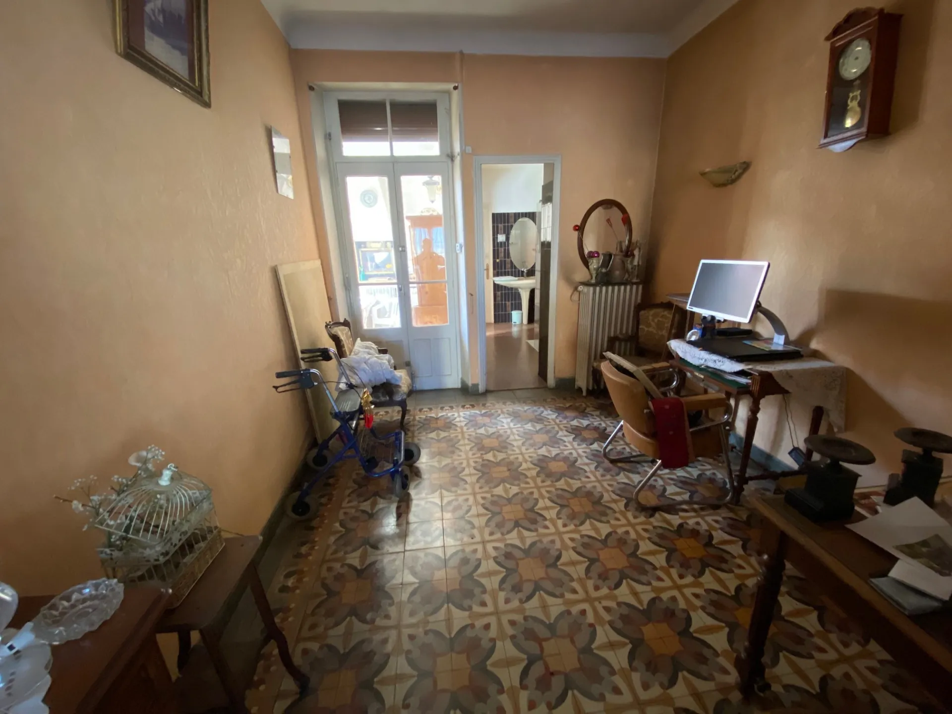 Maison avec deux appartements, jardin et garage à Nîmes - Potentiel de rénovation 