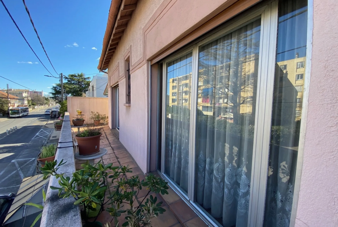 Maison avec deux appartements, jardin et garage à Nîmes - Potentiel de rénovation 