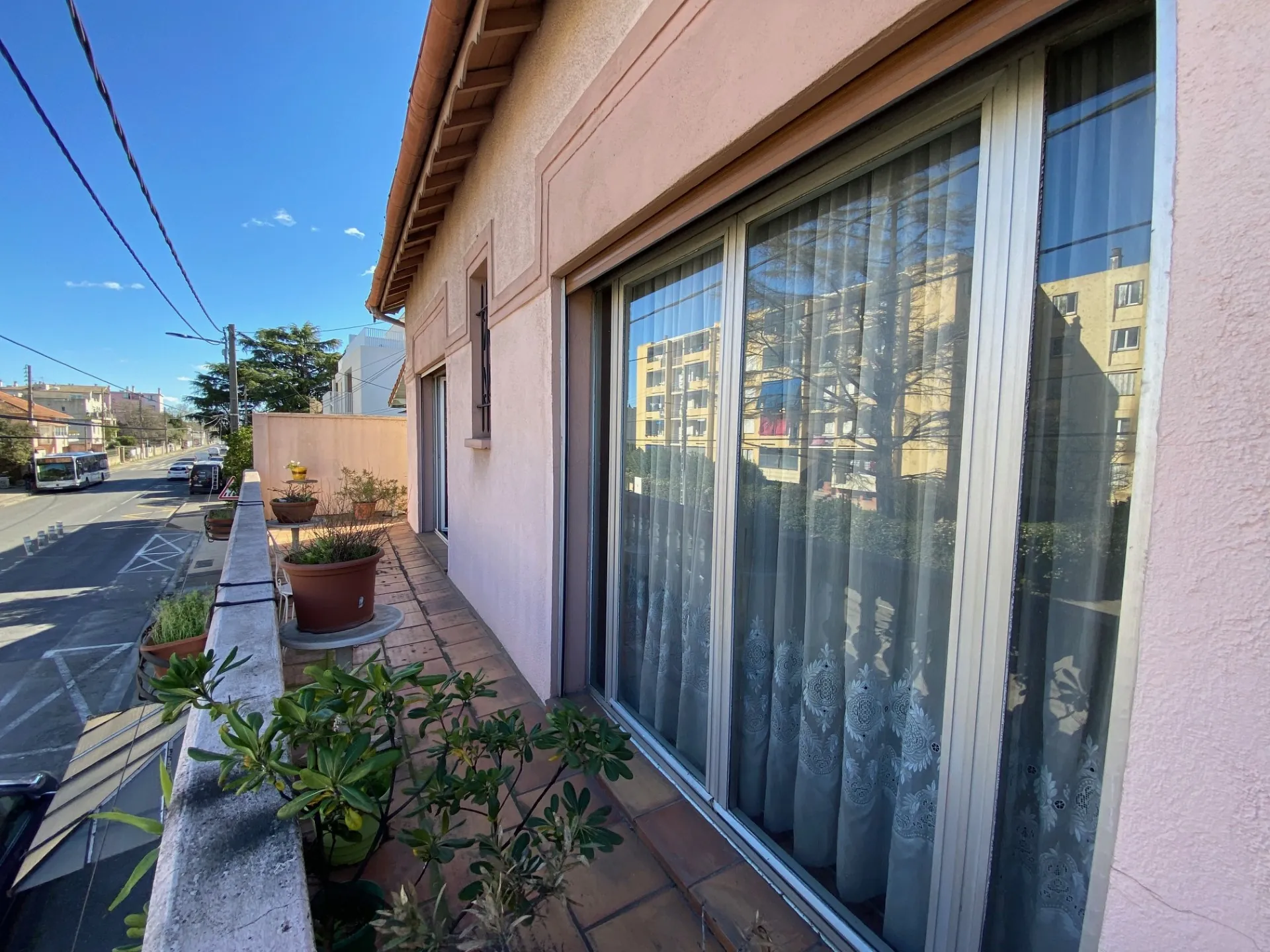 Maison avec deux appartements, jardin et garage à Nîmes - Potentiel de rénovation 