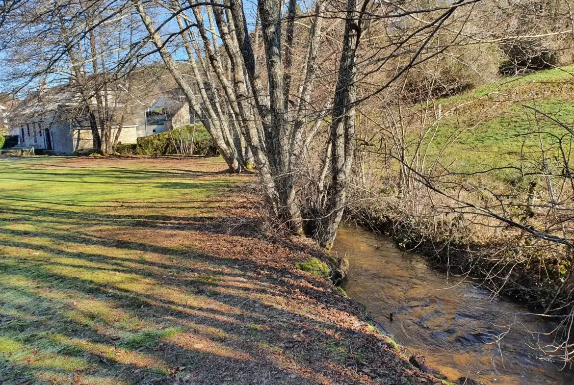 Maison de charme en pierre avec terrain et ruisseau à Espagnac, Corrèze 