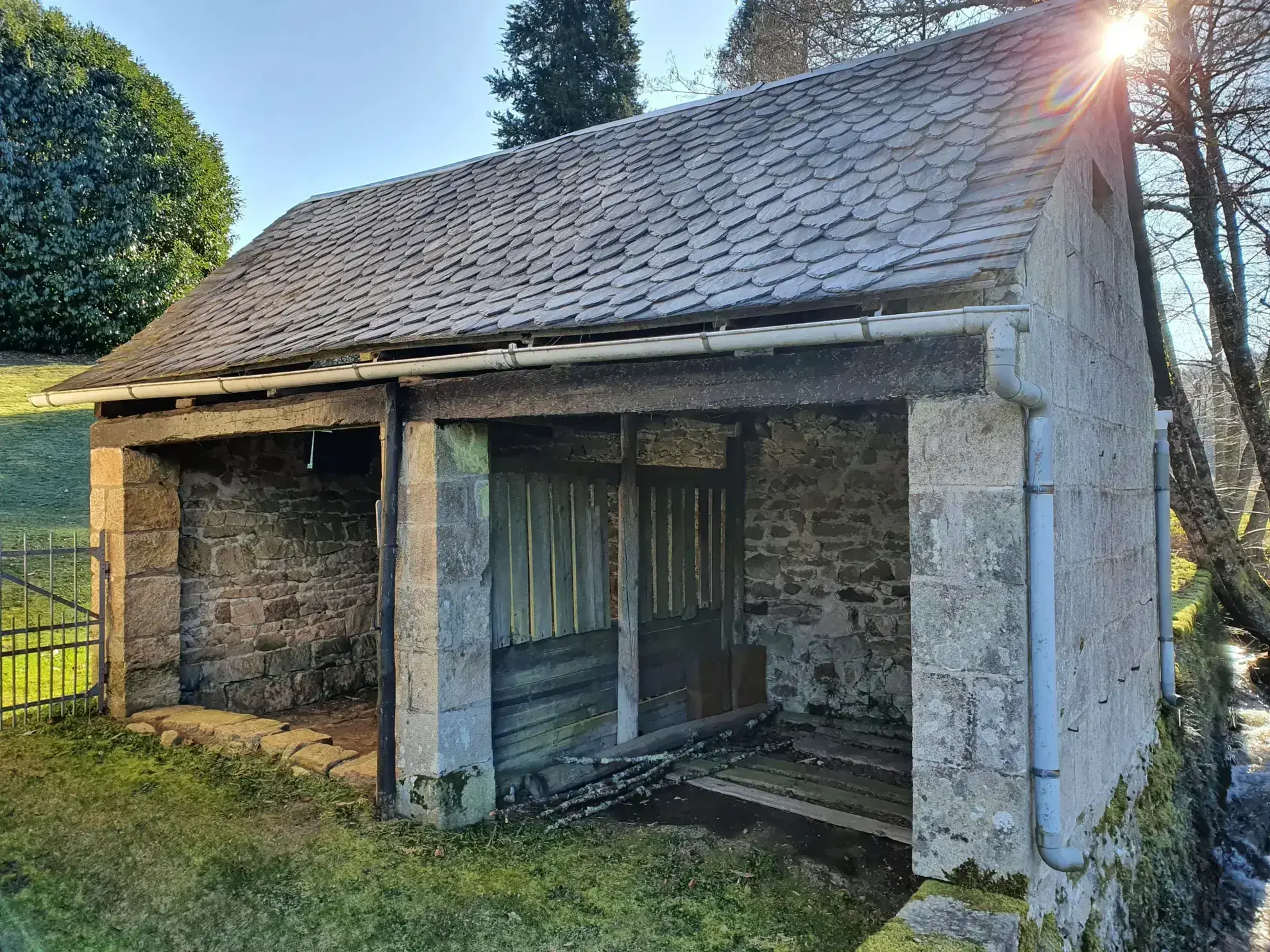 Maison de charme en pierre avec terrain et ruisseau à Espagnac, Corrèze 