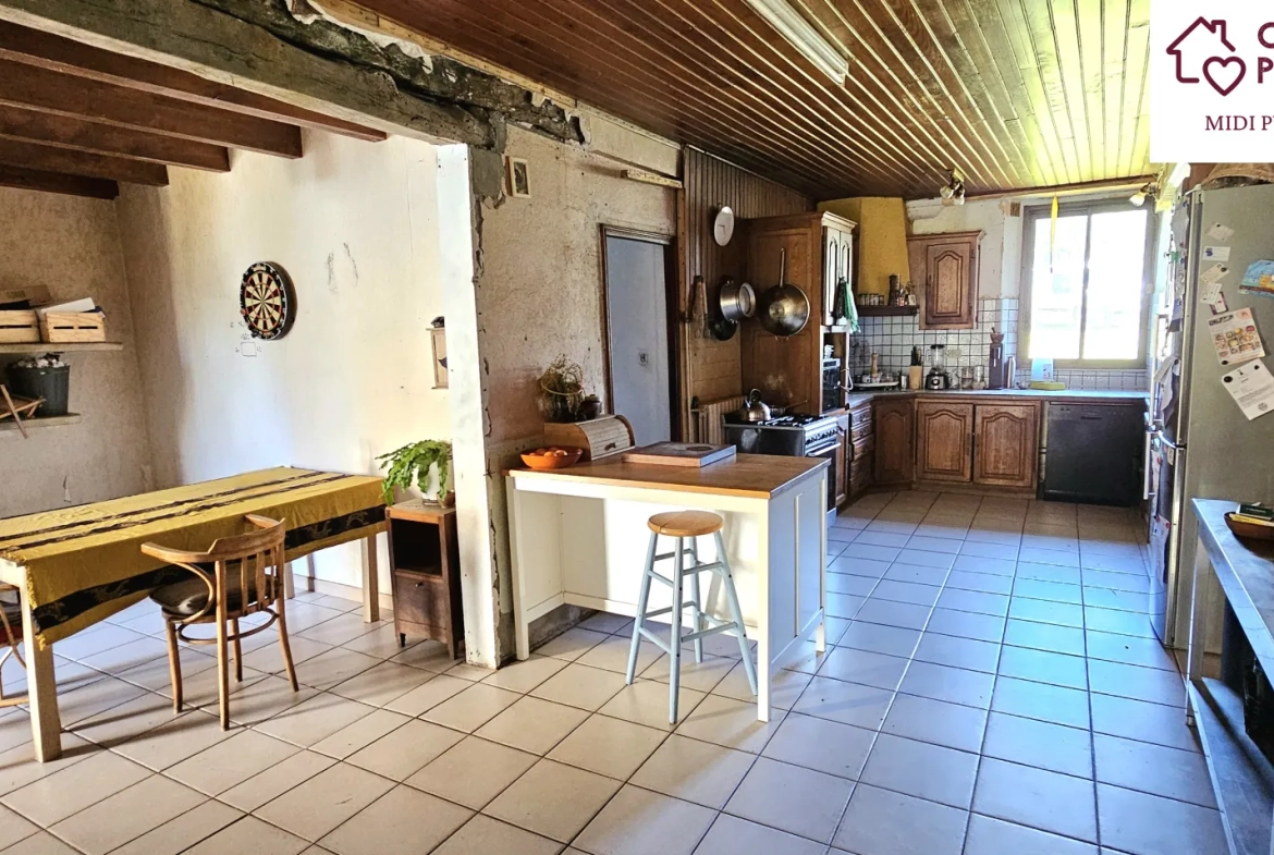 Atypique maison de 223 m² avec dépendances et terrain arboré à Ste Suzanne 