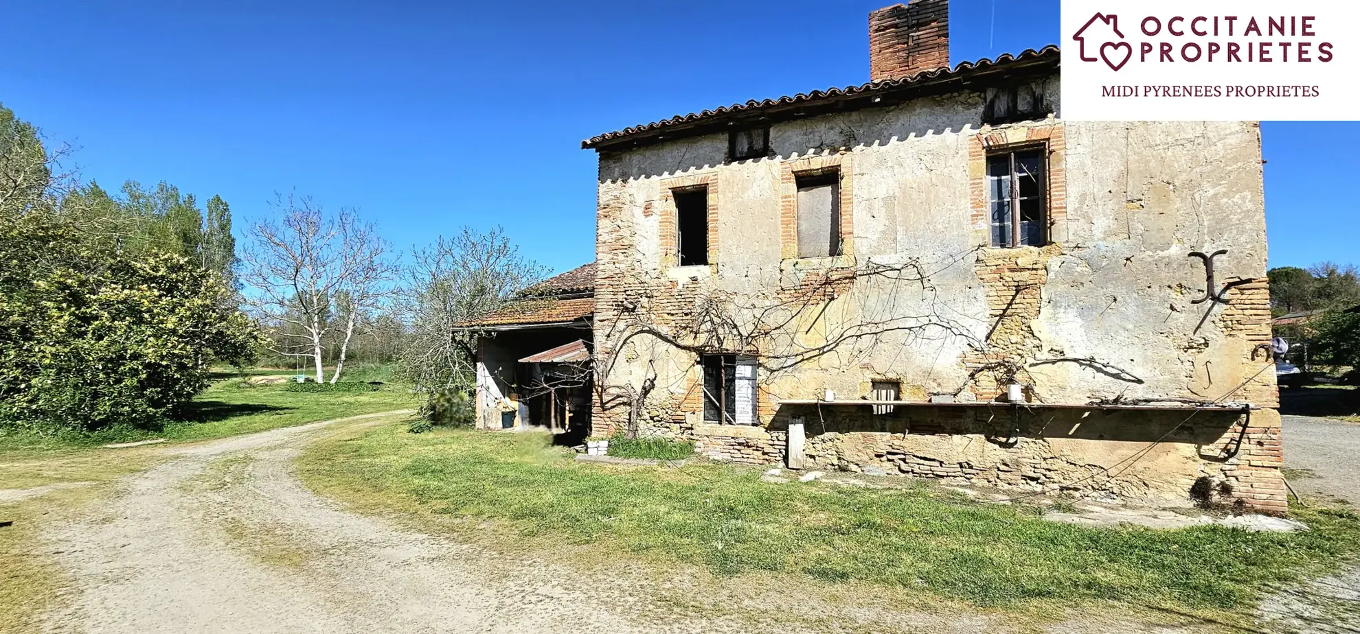 Atypique maison de 223 m² avec dépendances et terrain arboré à Ste Suzanne 