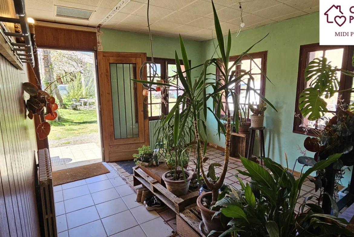 Atypique maison de 223 m² avec dépendances et terrain arboré à Ste Suzanne 