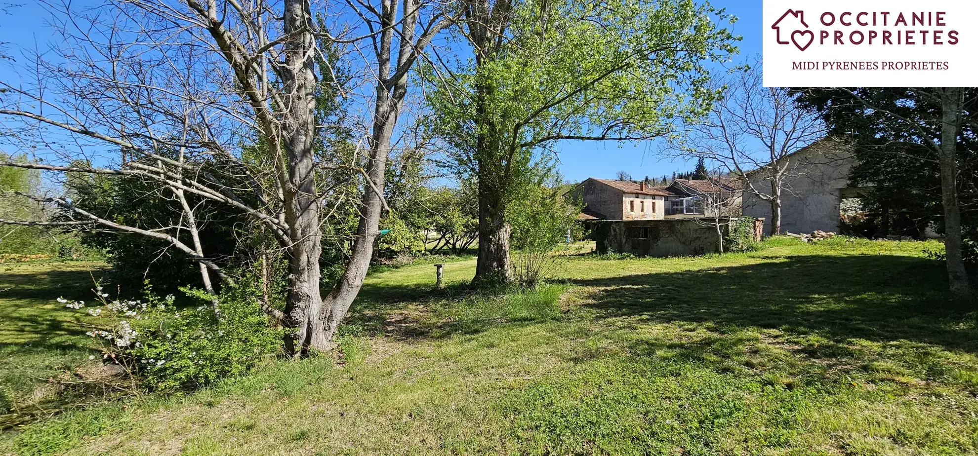 Atypique maison de 223 m² avec dépendances et terrain arboré à Ste Suzanne 