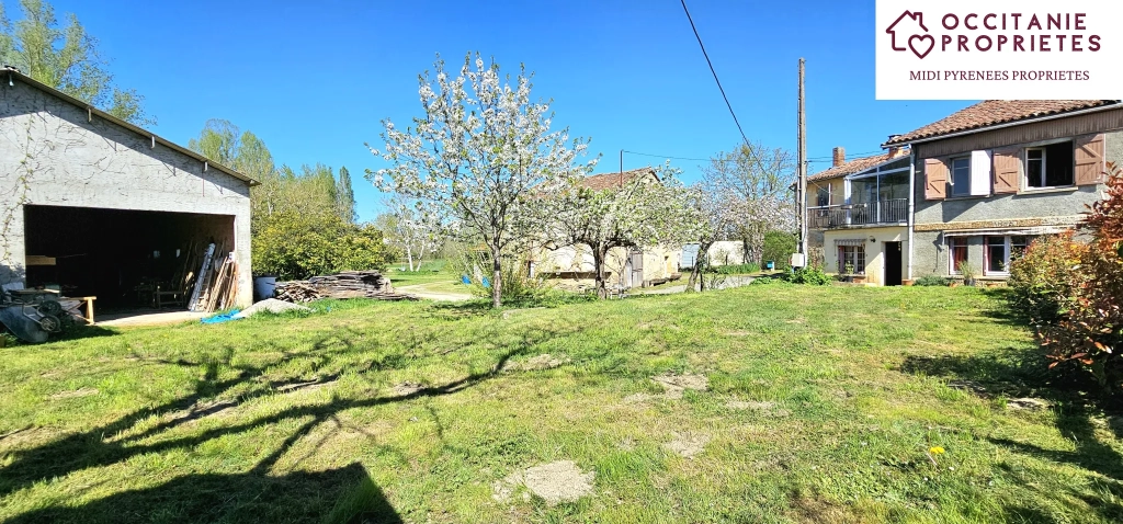 Atypique maison de 223 m² avec dépendances et terrain arboré à Ste Suzanne