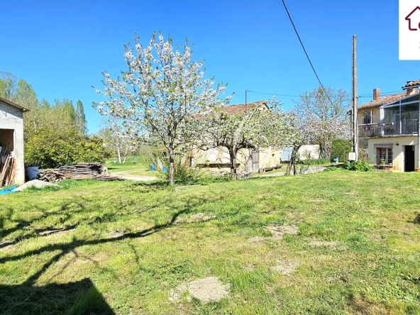 Atypique maison de 223 m² avec dépendances et terrain arboré à Ste Suzanne