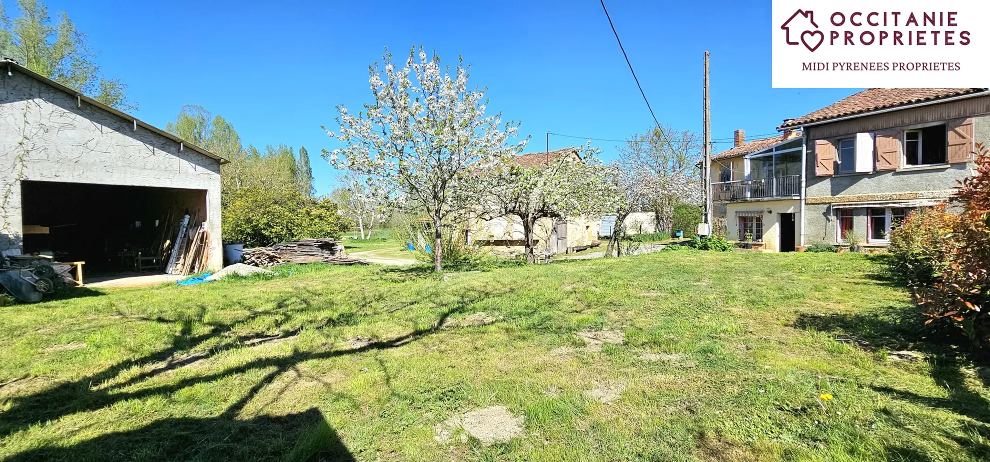 Atypique maison de 223 m² avec dépendances et terrain arboré à Ste Suzanne 