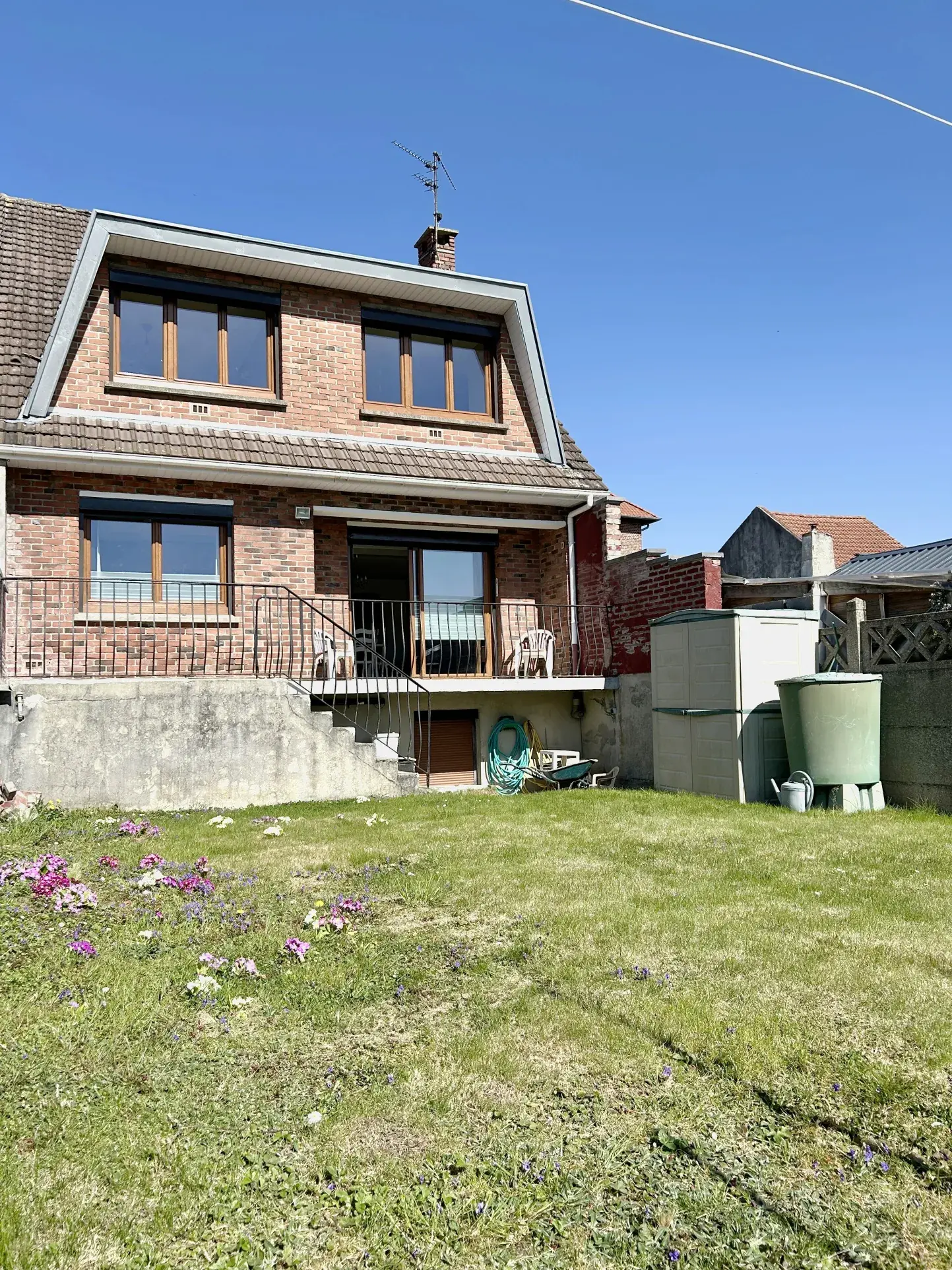 Maison individuelle à Henin Beaumont avec terrasse, 3 chambres et sous-sol spacieux 