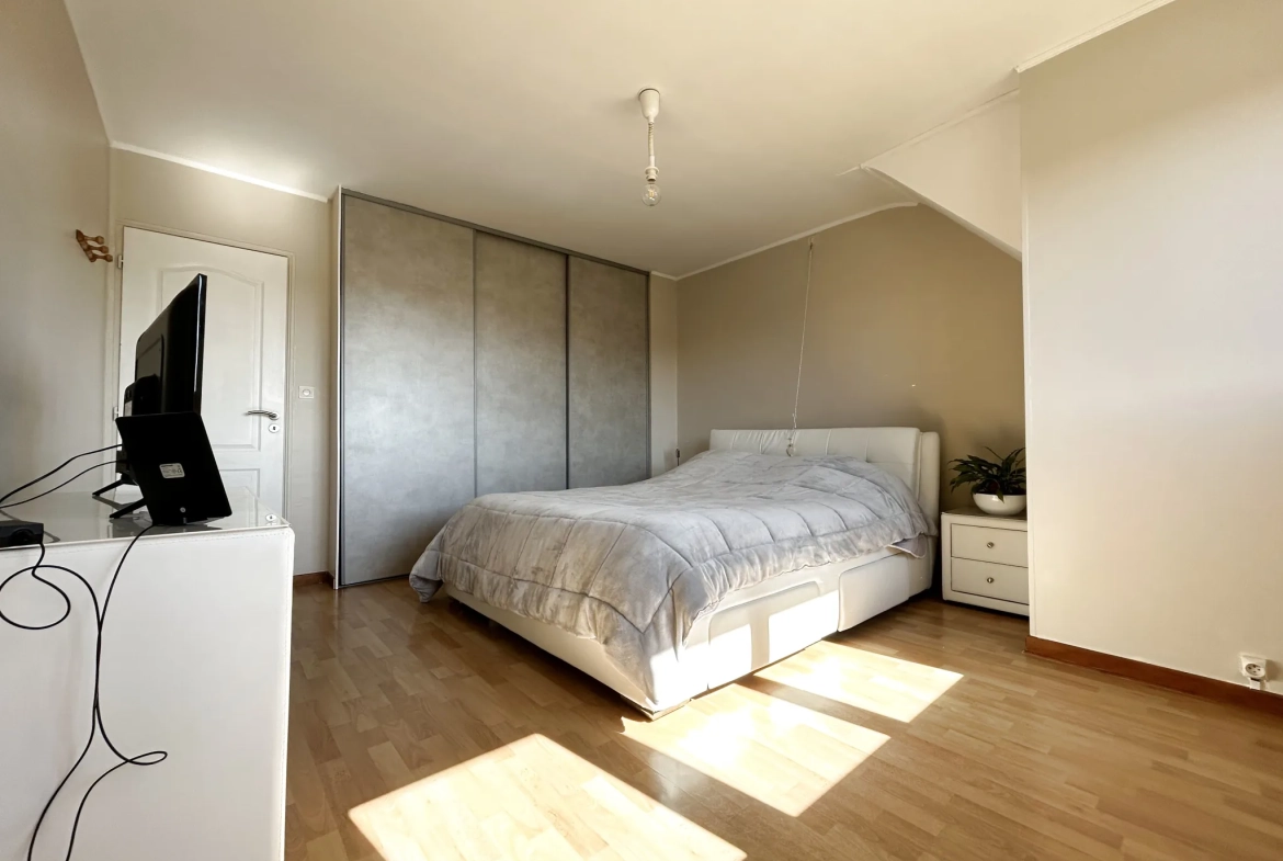 Maison individuelle à Henin Beaumont avec terrasse, 3 chambres et sous-sol spacieux 
