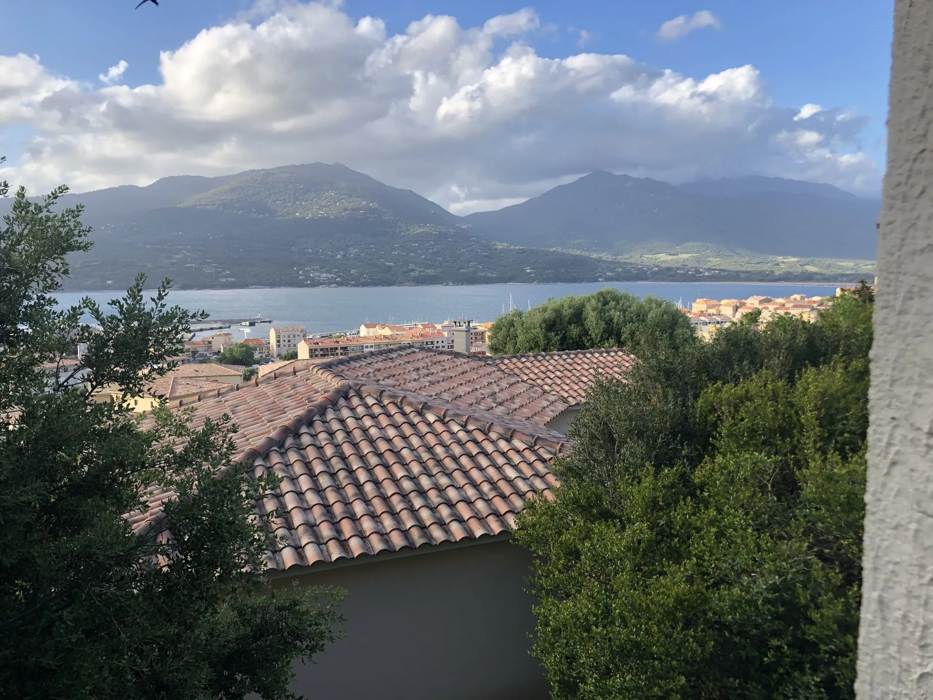 Charmant T2 avec vue mer, studio indépendant, parking et terrasse à Propriano 