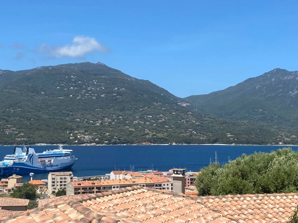 Charmant T2 avec vue mer, studio indépendant, parking et terrasse à Propriano
