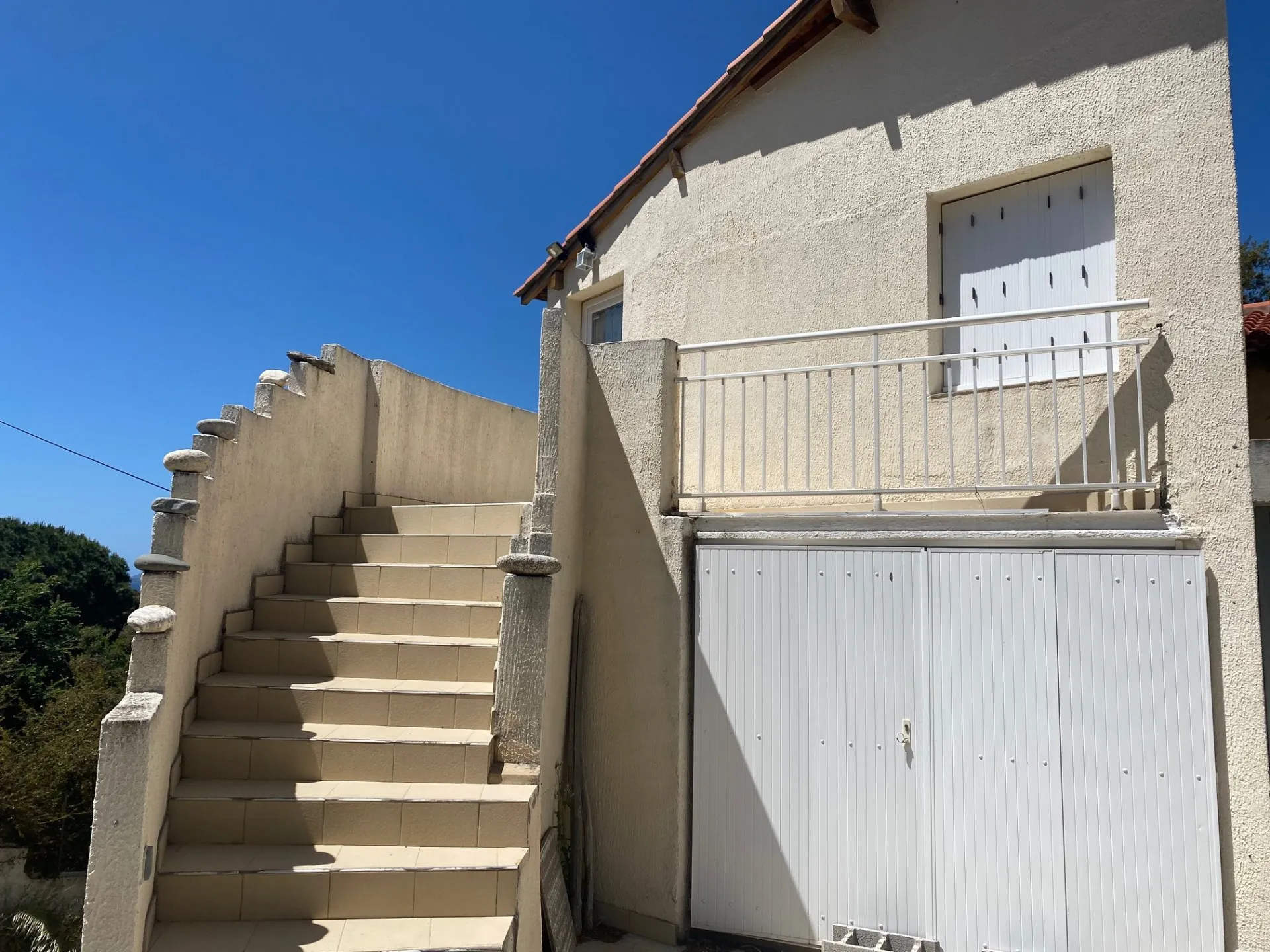 Charmant T2 avec vue mer, studio indépendant, parking et terrasse à Propriano 