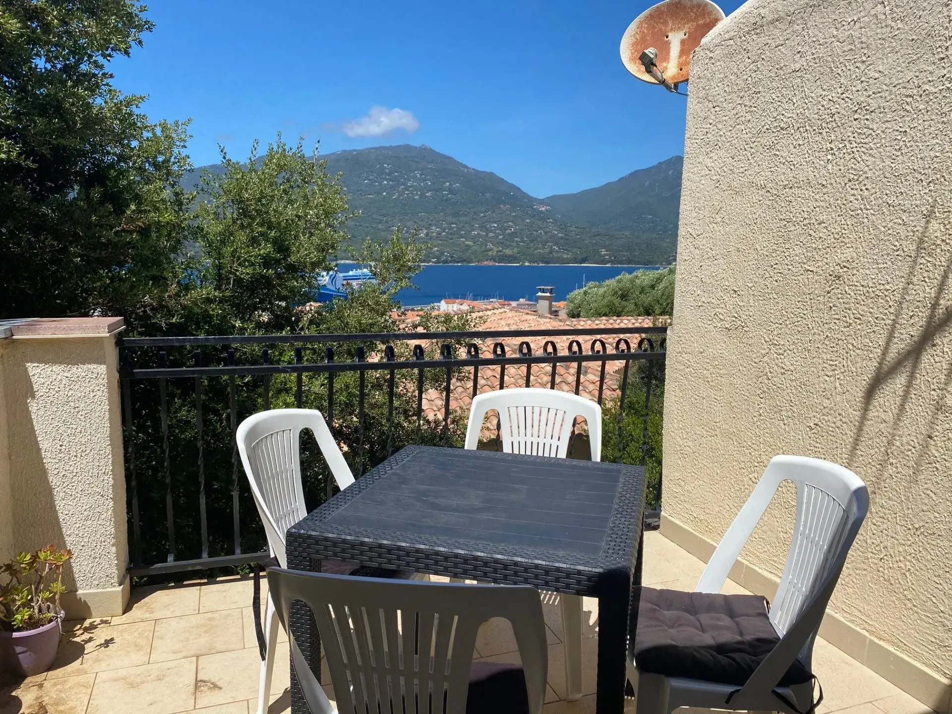 Charmant T2 avec vue mer, studio indépendant, parking et terrasse à Propriano 