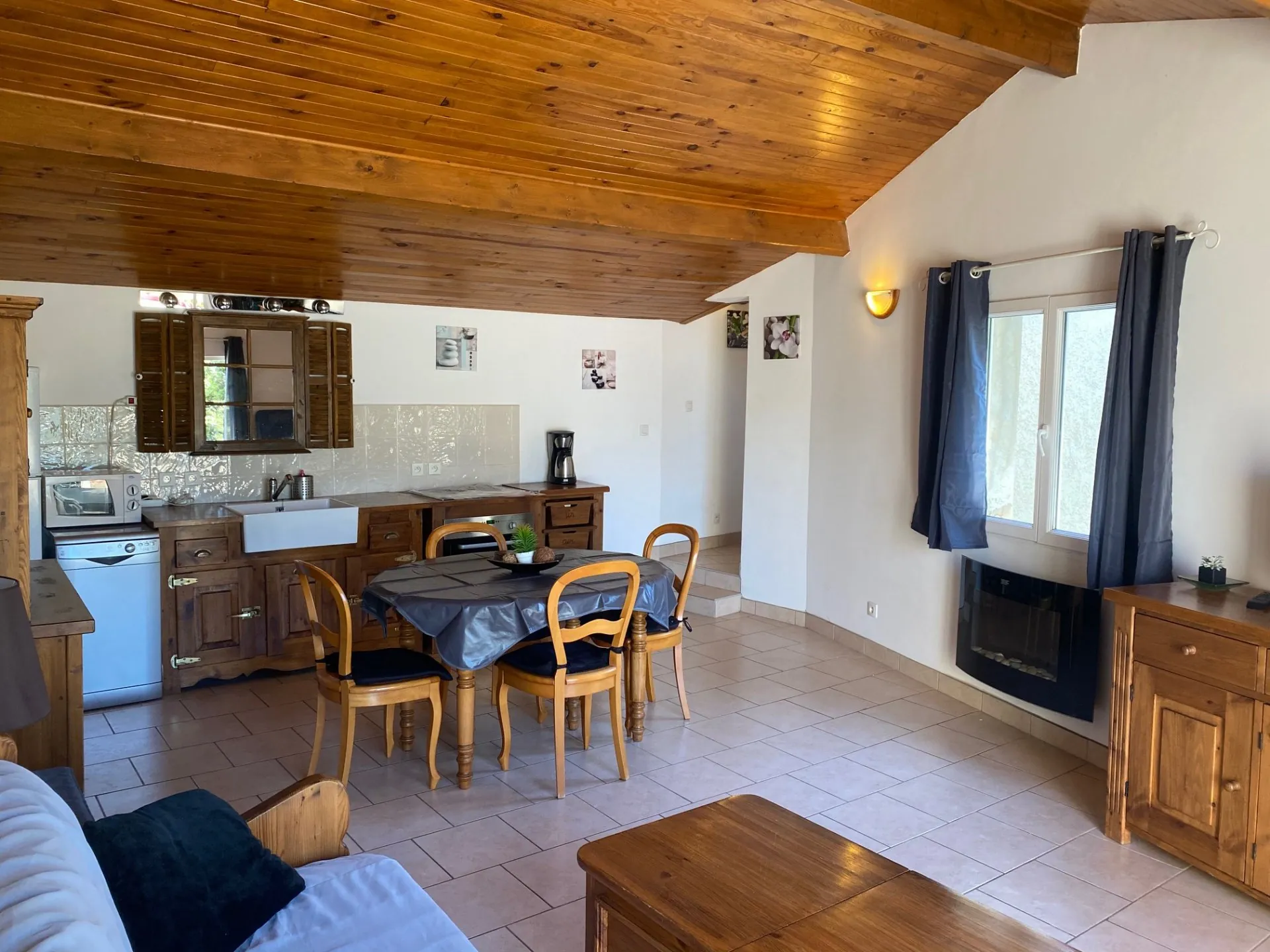 Charmant T2 avec vue mer, studio indépendant, parking et terrasse à Propriano 