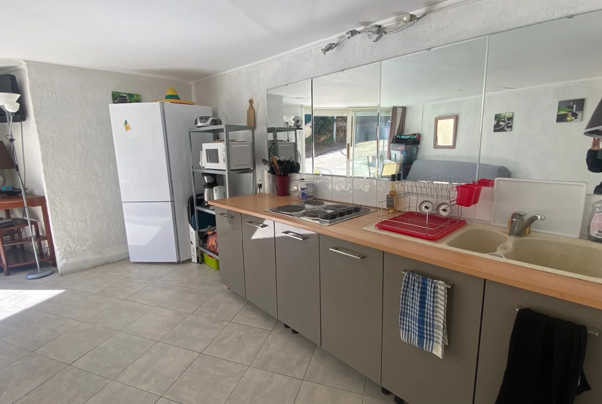 Charmant T2 avec vue mer, studio indépendant, parking et terrasse à Propriano 