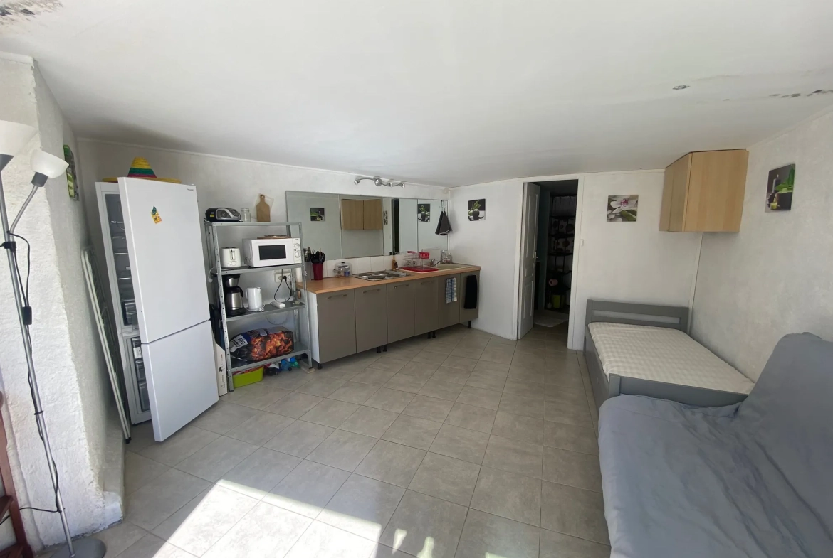 Charmant T2 avec vue mer, studio indépendant, parking et terrasse à Propriano 