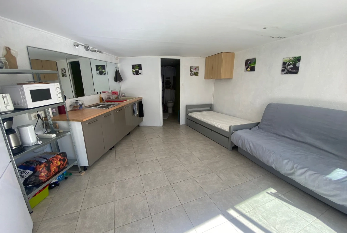 Charmant T2 avec vue mer, studio indépendant, parking et terrasse à Propriano 